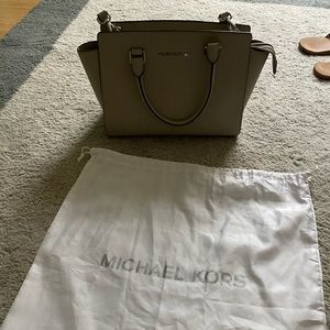 Michael Kors overshouder bag